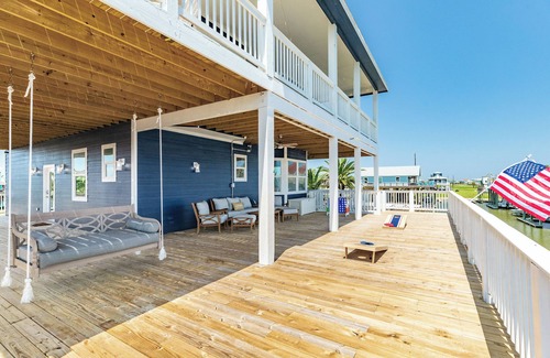 San Luis House | NEW Luxury Waterfront @San Luis Pass 2 Primary Suites, Family Friendly Sleeps 18