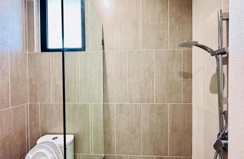 Kampung Sungai Nibong Apartment | New LuxurySuite Rooftop Pool Stunning View airport 9pax