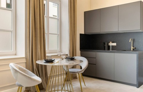 Innenstadt Apartment | NEW Luxus Suite Kingbed Netflix Center