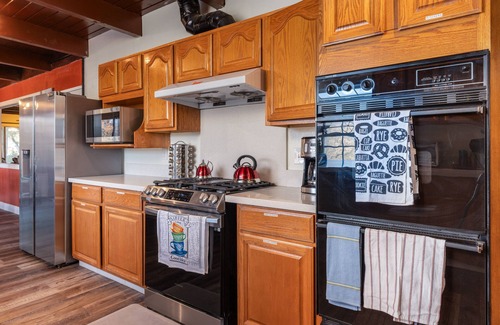 Oakhurst House | New! Majestic Views, Pool, Sleeps 20+, 2 Mstr BR, close DT Yosemite, Bass Lake
