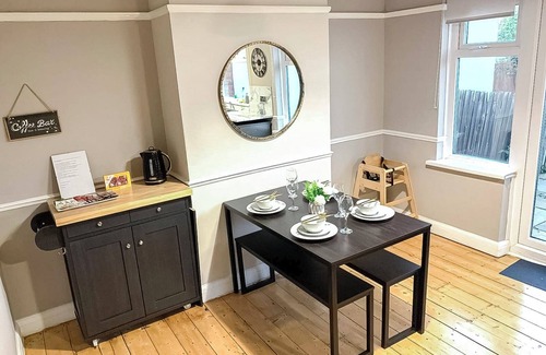 Beverley Apartment | New Malden 3BDR House w/FREE Parking & Private Garden near Kingston & Wimbledon