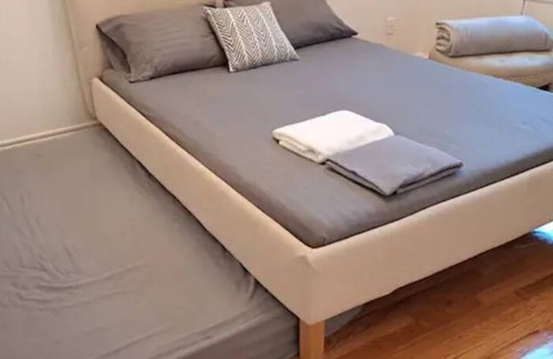 Historic Downtown Apartment | New, marble floors, mins fromNYC, families welcome