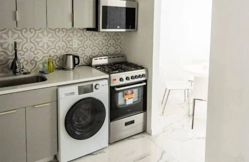 Historic Downtown Apartment | New, marble floors, mins fromNYC, families welcome