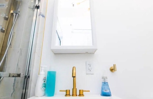 Historic Downtown Apartment | New, marble floors, mins fromNYC, families welcome