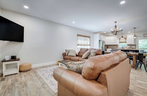 Massanutten House | NEW!Massanutten Home~INDOOR HEATED POOL~Theater~Hot tub~Family Friendly~Sleeps14