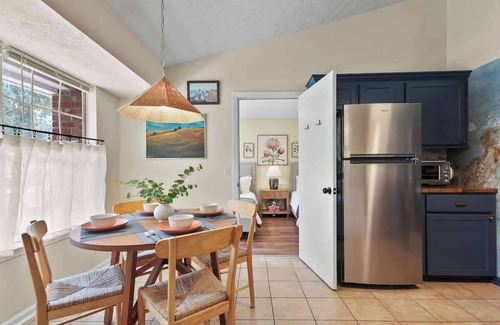 Whitemarsh Island House | New Meets Nostalgic - Adorable Cottage Sleeps 8!