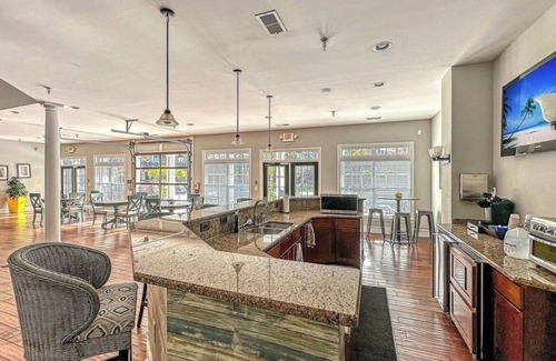 Mount Pleasant Resort | New! Mermaid Haven, spacious beach zen vibe, screened porch, bar, pool & beach!
