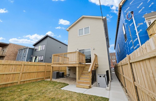 Woodlawn Apartment | NEW modern 2BR apt near UofChicago & Hyde Park w/free Parking & pet-friendly!