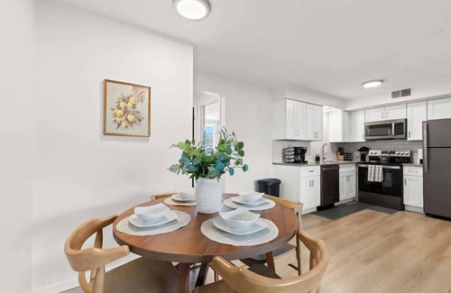Royal Oak Apartment | New! Modern 2BR by Downtown Royal Oak | King Beds