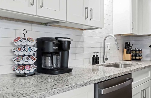 Royal Oak Apartment | New! Modern 2BR by Downtown Royal Oak | King Beds