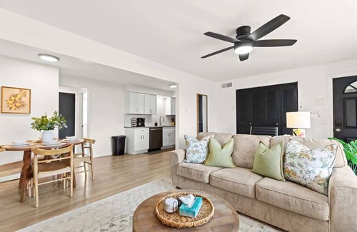 Royal Oak Apartment | New! Modern 2BR by Downtown Royal Oak | King Beds