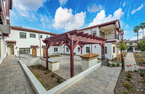 Lamanda Park House | New Modern 3B/3.5B Townhome with Private Parking in Pasadena