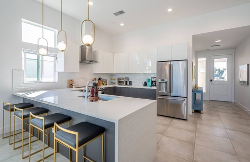 Desert Hot Springs House | New* Modern 4B/3B | Hot Tub, Pool | 2 suites + king beds| EV charger