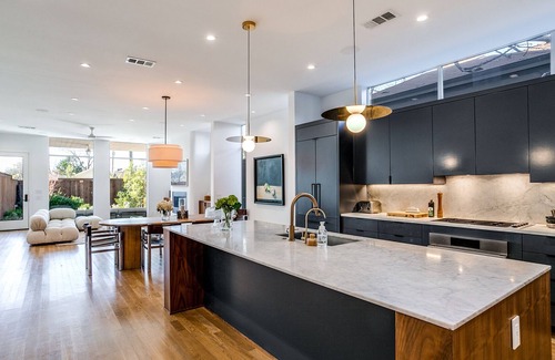 Knox - Henderson House | NEW Modern 4bd / 4ba Luxury Smart Home with Sauna