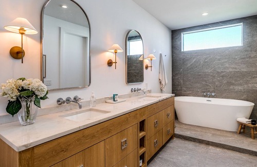 Knox - Henderson House | NEW Modern 4bd / 4ba Luxury Smart Home with Sauna