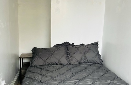 Queens House | New modern 4bed apt in trendy Queens near AirTrain
