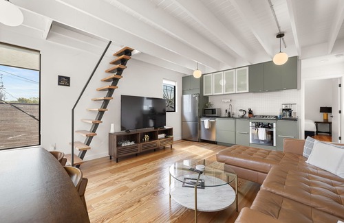 East Cesar Chavez House | NEW Modern 5BR Austin ACL/Formula 1 House