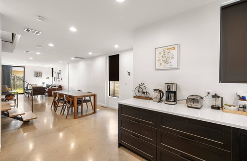 East Cesar Chavez House | NEW Modern 5BR Austin ACL/Formula 1 House