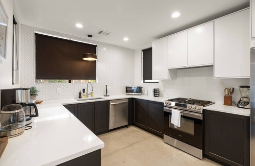 East Cesar Chavez House | NEW Modern 5BR Austin ACL/Formula 1 House