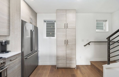 Whittier Heights House | NEW! Modern Ballard Retreat 3BR 2.5BA Fits 8 People with AC 1 King 3 Queen Beds