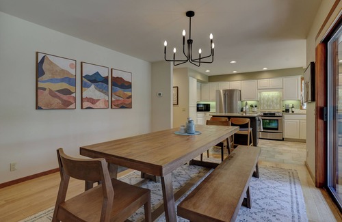 Black Butte Ranch House | NEW - Modern Black Butte Ranch Getaway - 3BR w/Game Room and Hot Tub
