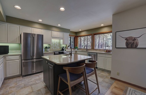 Black Butte Ranch House | NEW - Modern Black Butte Ranch Getaway - 3BR w/Game Room and Hot Tub