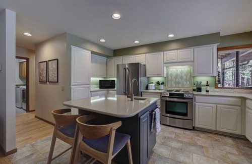 Black Butte Ranch House | NEW - Modern Black Butte Ranch Getaway - 3BR w/Game Room and Hot Tub