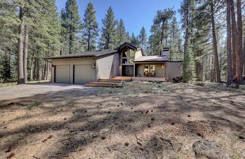 Black Butte Ranch House | NEW - Modern Black Butte Ranch Getaway - 3BR w/Game Room and Hot Tub