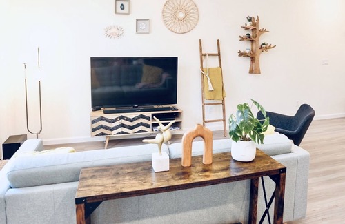 Pleasant Valley House | New modern boho cozy home, child-friendly, central AC, fast internet