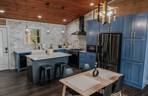 Blue Ridge Cabin | New Modern Boho Escape W/2 King Suites + Hot Tub Near DT
