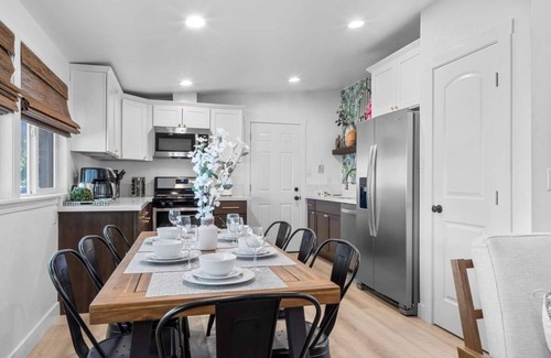 Sacramento House | NEW - Modern Boho Vibes - Fun Backyard - Hot Tub - Min to DT