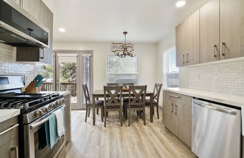Patton Cabin | NEW! Modern Cabin by the Lake - Jacuzzi, FireTable, Games, Surround Sound, MORE!