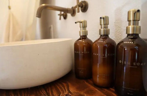 Parkside House | * New * Modern Chic Studio/soaking tub/bike path