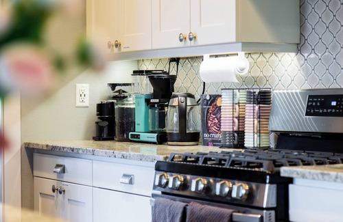South Gateway House | NEW! Modern Farmhouse - Sauna, Projector, 10ppl, EV Charger!