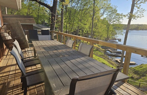 Goreville House | New! Modern! Fire Pit! Paddle Boards! 5 Bedrooms! On the water! Boat Dock!