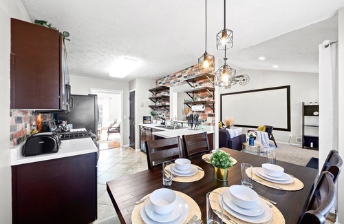 Lawrenceville House | 🌟 NEW Modern Home Theatre - Thoroughly Sanitized 🌟