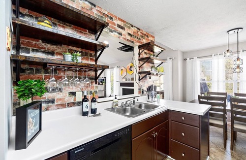 Lawrenceville House | 🌟 NEW Modern Home Theatre - Thoroughly Sanitized 🌟