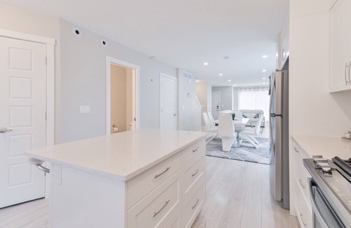 Calgary House | NEW MODERN Home with AC. KING bed. 10 min to Airport