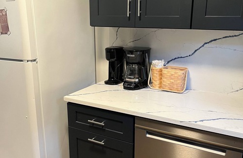 Cary House | New modern kitchen in great location to RDU and RTP