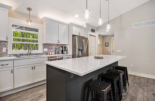 Free Soil House | New & Modern Lakefront Home-Peaceful Haven