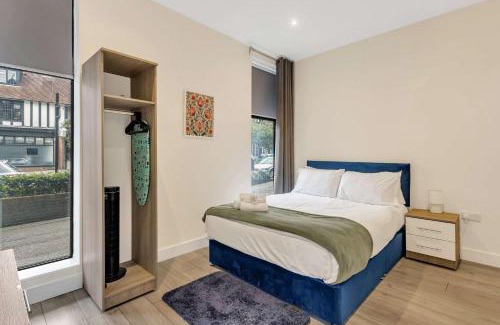 Sutton Apartment | New Modern London 2 Bed Long Stays Welcome with Parking