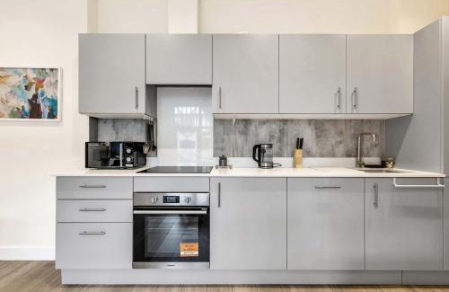 Sutton Apartment | New Modern London 2 Bed Long Stays Welcome with Parking