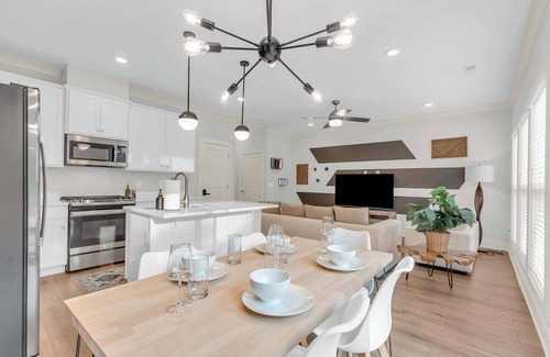 Spartanburg House | NEW Modern Luxury Stay - 2 King Beds - Sleeps 10