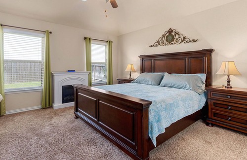 New Braunfels House | *NEW*Modern | Private Backyard | Office | Pets OK!