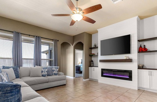 New Braunfels House | *NEW*Modern | Private Backyard | Office | Pets OK!