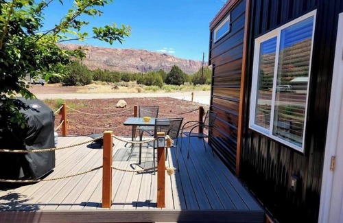 Apple Valley Apartment | New modern & relaxing Tiny House w/deck near ZION