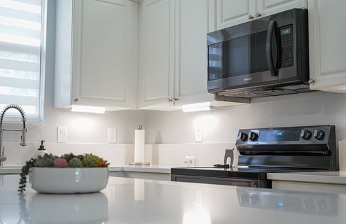 Magic Landings House | New Modern Relaxing TH, w/Pool & Close to Disney Parks