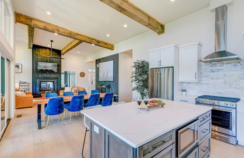 Mineral Bluff Cabin | New/Modern Rustic/Mins. to Blue Ridge/Spacious/Hot Tub