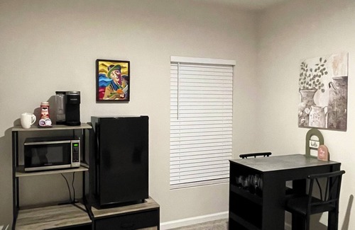 Dundee Apartment | New Modern Studio/Guest House in serene Dundee, Great Location, Smoke-Free
