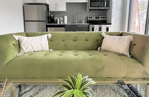 East Side Apartment | New! Modern Stylish Apartmnt on Beltline FREE Parking